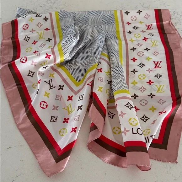 Silky square Scarf 34 X 34’ White/Pink/Red - Picture 2 of 2